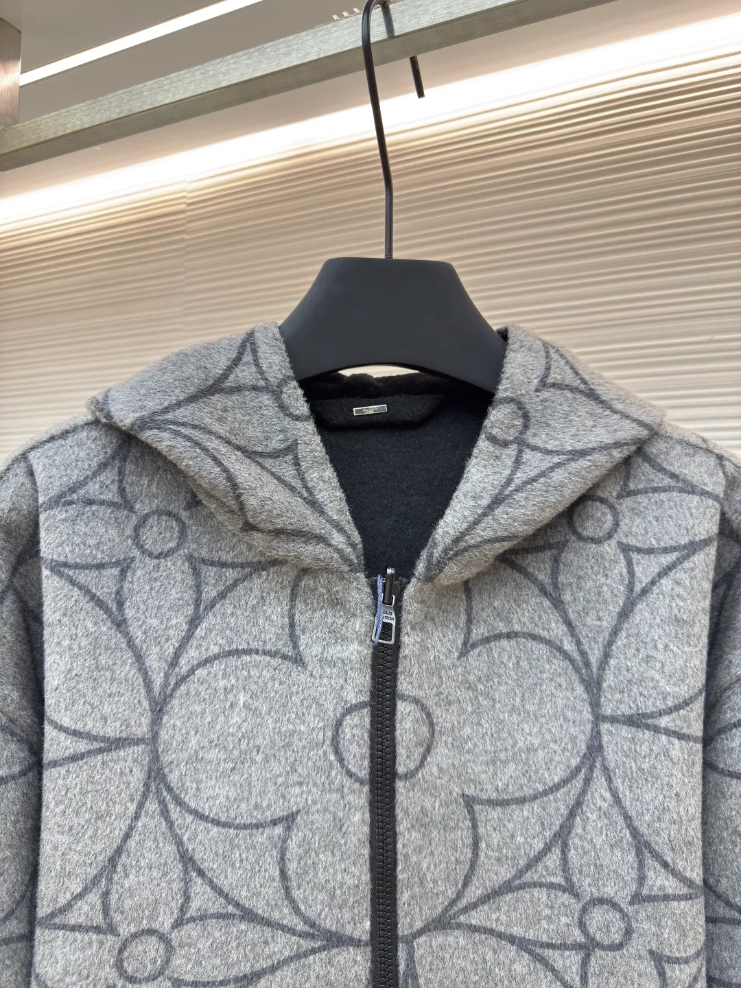 LOUIS VUITTON double-sided woolen jacket with circle pattern ●Authentic product: Purchased and developed for 26900 ●Item number: 1680116-F05 ●Fabric: wool fabric ●Technology: Made by positioning cutting machine ●Version: fitted version ●Weight: about 1200 grams ●Size: 44-446-48-50 ●Description: The fabric is made of semi-worsted double-sided woolen fabric, with 100% wool content. It uses custom-spun floral gray wool yarn. It uses a rapier machine to weave the gray cloth. It has a single-sided yarn-dyed jacquard large circle pattern, and the bottom side is completely woven in black. Multiple pattern making consumes raw materials. Measure the pattern shrinkage, adjust the pattern size of the gray fabric, and ensure the stitching of the finished fabric. After washing the woolen wool, the pattern is the same size as the Y version. The front panel is hand-cut with restored flowers, and the restored flowers are taken from a single piece for the pockets. The black side pockets are embroidered with a small logo using a Tajima embroidery machine imported from Japan. The small hardware logo is stamped on the back collar hanging clothesline, and the wool blended yarn is used to weave ribs in the opposite color on a horizontal lengthening loom. The overall wiring is straight and delicate, the fabric is comfortable and soft, and the color is consistent without color difference. It can be matched with the same style to create a fashionable look and control various occasions. Customized accessories, complete with three standards, same style for men and women!